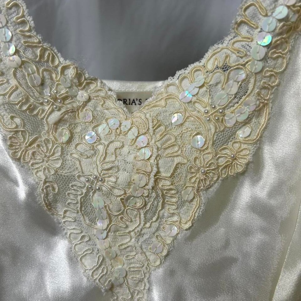 Victoria's Secret cream satin beaded vintage lingerie with lace‎ detailing - Picture 3 of 4